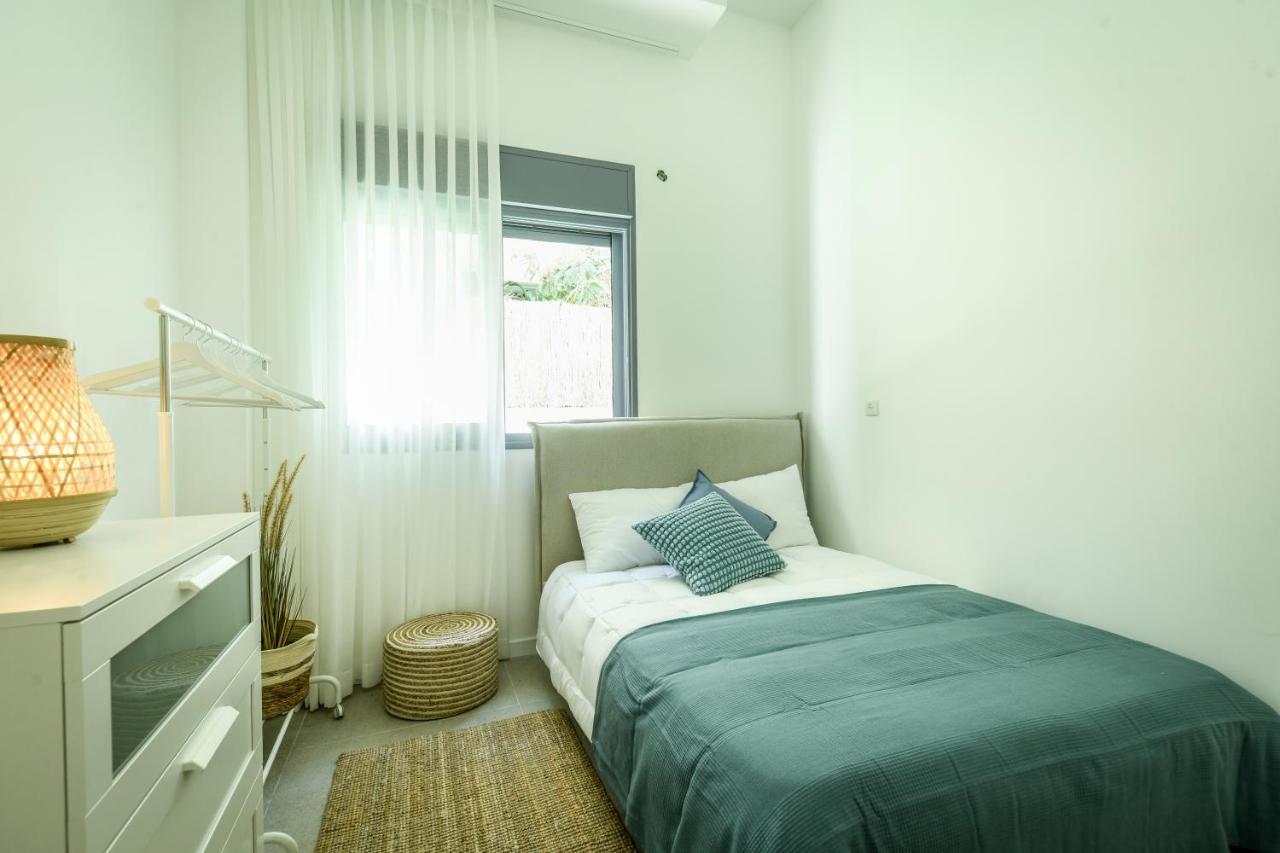 Charming 3 Bedroom Apartment With Garden In Ramat Hasharon By Sea N' Rent Tel Aviv Exterior photo